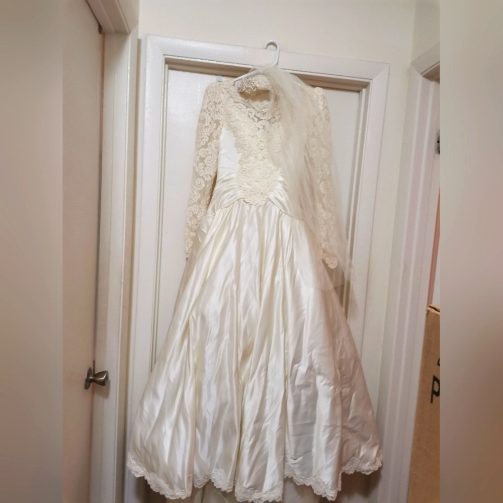 HOUSE OF BIANCHI IVORY Vintage WEDDING DRESS With VEIL